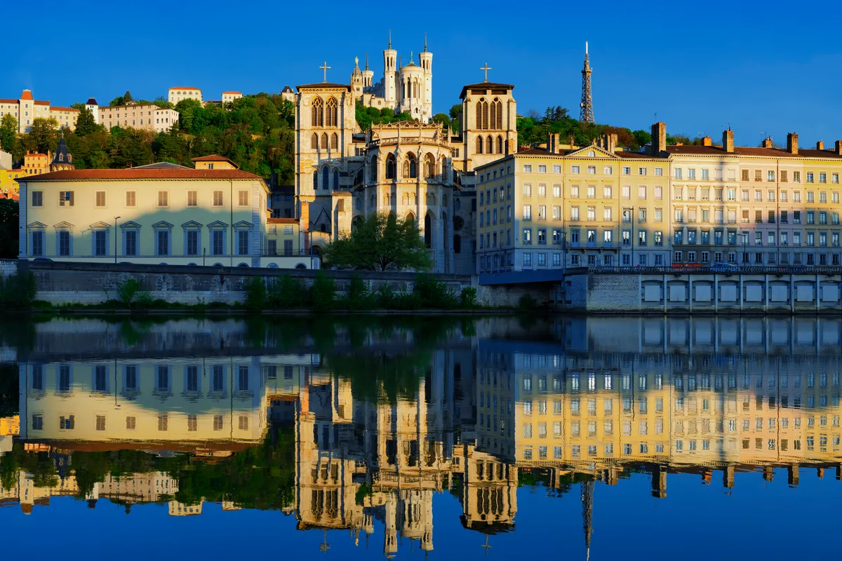 Les quais de Saône et la colline de Fourvière à Lyon